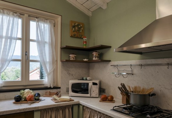 La graziosa cucina al primo piano è ben organizzata ed accessoriata - Villa Bellavista