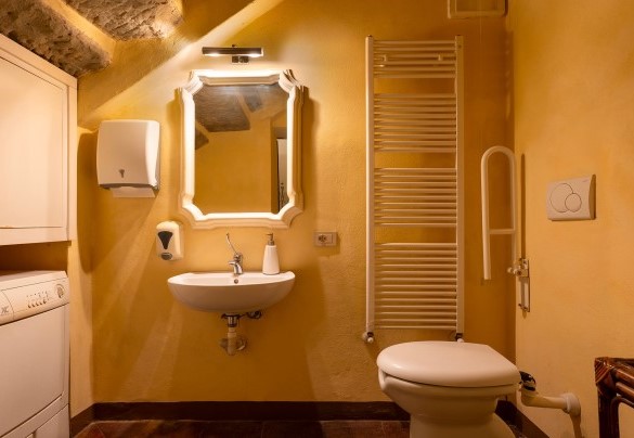 Bagno di servizio con lavanderia al piano terra - Villa Bellavista