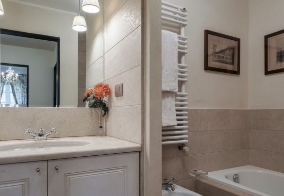 Il secondo bagno con vasca al pianterreno - Villa Bellavista