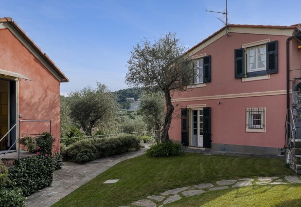 La proprietà si compone dell’immobile principale e di una dependance a breve distanza, entrambe dislocate su due piani - Villa Bellavista