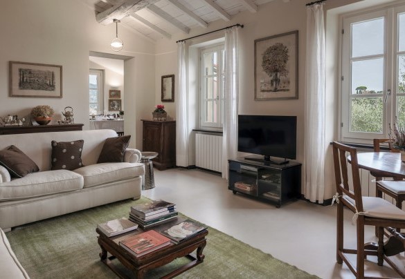 L’ingresso è posto al primo piano e comprende il soggiorno, la sala da pranzo, la cucina ed un bagno di servizio - Villa Bellavista
