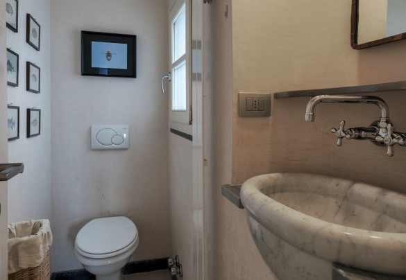 Il primo piano comprende un bagno di servizio - Villa Bellavista