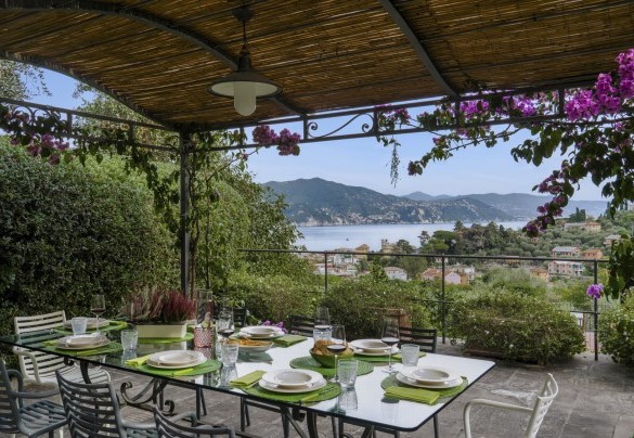 Su una panoramica terrazza del parco domina la scena un bel gazebo attrezzato con tavolo e sedie - Villa Bellavista