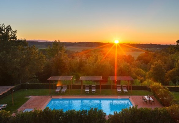 Il sole tramonta sul parco e sull'area piscina - Villa Bellavista