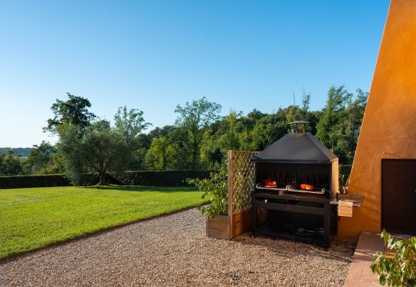 La postazione barbecue in muratura all’uscita del casale - Villa Bellavista