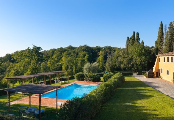 Il parco con i pergolati a servizio della piscina - Villa Bellavista