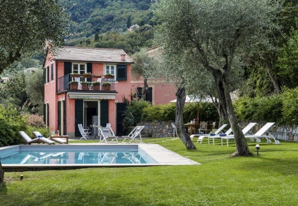 La piscina si trova nel centro del parco ed è circondata da un ampio prato - Villa Bellavista