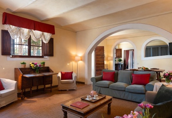 Il salotto al piano terra con pavimenti in cotto e tipici archi - Villa Bellavista