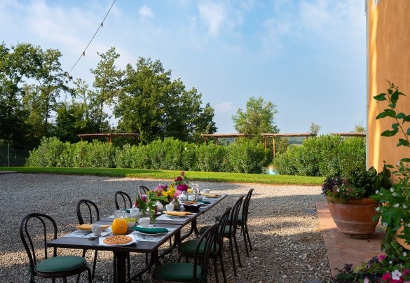Tavolo da pranzo all'aperto nel piazzale in ghiaia - Villa Bellavista