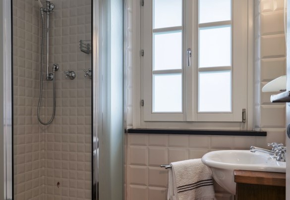 Il bagno con doccia attiguo alla camera da letto matrimoniale al primo piano della dependance - Villa Bellavista