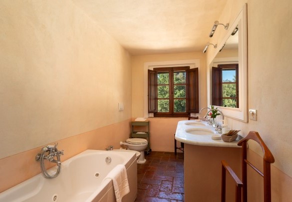 Bagno en-suite con vasca e doppio lavabo n.2 al primo piano - Villa Bellavista