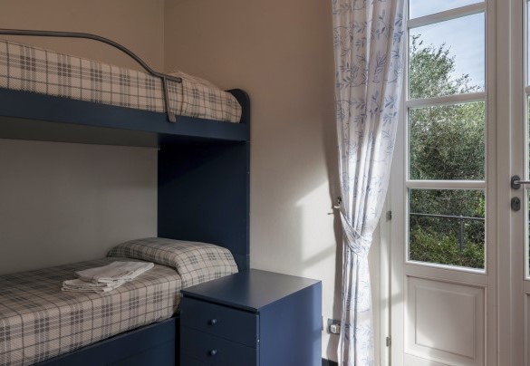 Il piano terra della dependance comprende una camera singola con un letto a castello e accesso diretto al giardino - Villa Bellavista