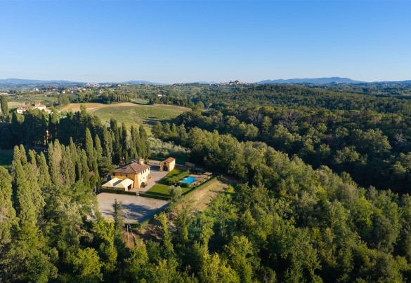 Vista aerea della proprietà nella storica Tenuta di Camugliano - Villa Bellavista 