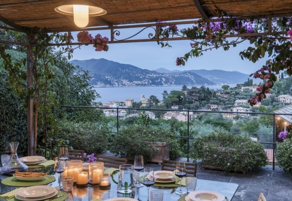 Su una panoramica terrazza del parco domina la scena un bel gazebo attrezzato; da qui si gode una splendida vista sul rinomato porticciolo di Santa Margherita - Villa Bellavista