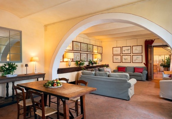 Soggiorno open space con smart tv al piano terra - Villa Bellavista