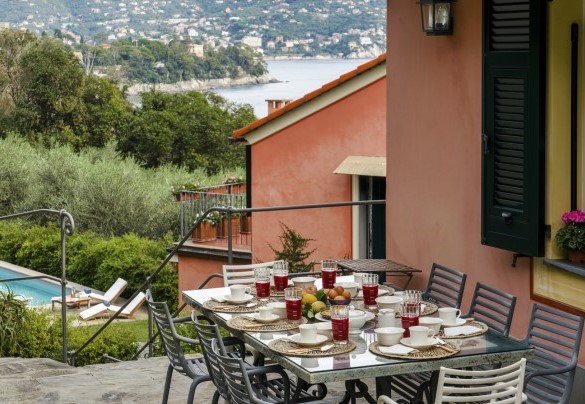 Il grazioso patio antistante la cucina, luogo perfetto per sorseggiare il primo caffè del mattino - Villa Bellavista