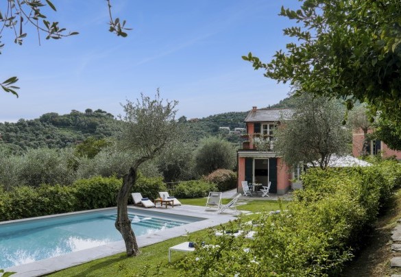 Si accede alla piscina attraverso gradini in pietra o una comoda rampa - Villa Bellavista