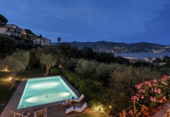 La villa, facendo fede al proprio appellativo, strabilia l’Ospite con l’incantevole panorama sul mare - Villa Bellavista