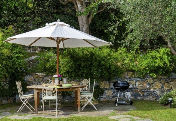 Un bel tavolo rotondo per i banchetti da consumare a bordo piscina - Villa Bellavista