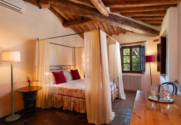 Camera matrimoniale n. 2 con letto a baldacchino al primo piano - Villa Bellavista