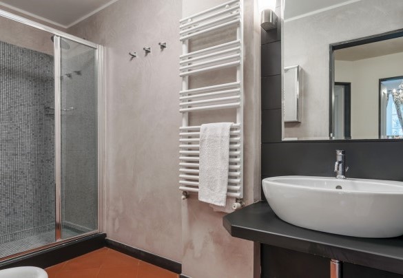 Il primo bagno con doccia al pianterreno - Villa Bellavista