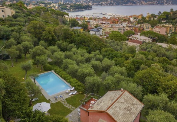 Il parco è disposto su più livelli con ampi terrazzamenti e con soffici superfici di prato - Villa Bellavista