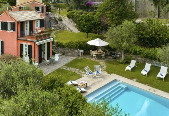 Il piano terra della dependance comprende una cucina con due porte finestra per l’accesso diretto al giardino - Villa Bellavista