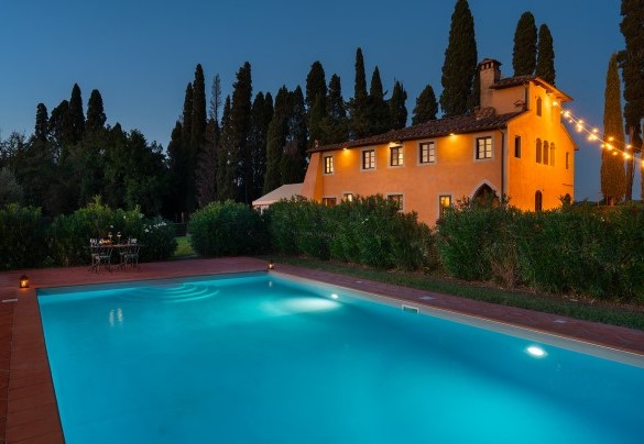 Atmosfera serale a bordo della piscina illuminata - Villa Bellavista