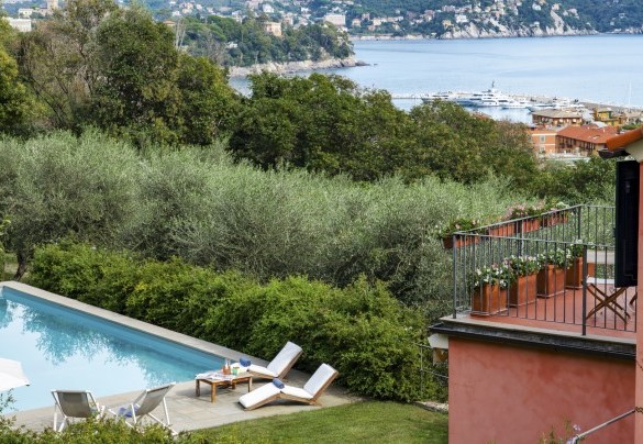 La quiete del grande e rigoglioso giardino con la sua bella piscina e gli splendidi panorami renderanno memorabile la vostra vacanza - Villa Bellavista