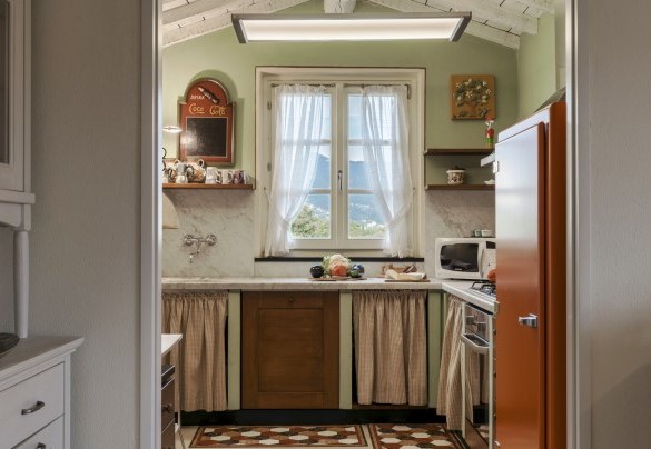 La cucina al primo piano comunicante con la sala da pranzo e il soggiorno – Villa Bellavista