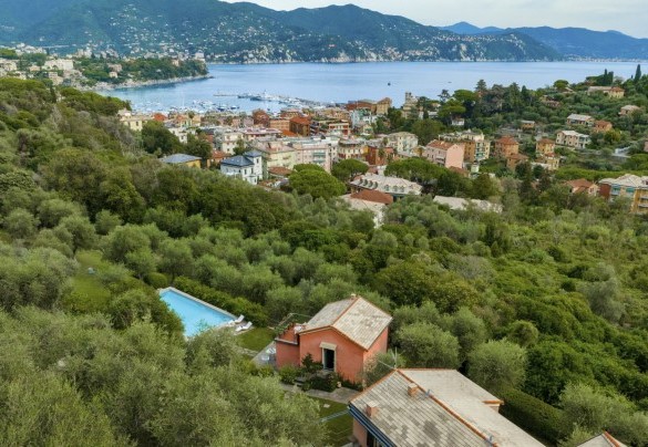 Chiamata “la Perla del Tigullio”, Santa Margherita Ligure è una delle località più amate della Riviera ed è qui che Villa Bellavista, facendo fede al proprio appellativo, strabilia l’Ospite con l’incantevole panorama sul mare - Villa Bellavista