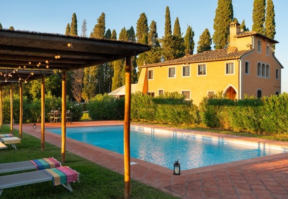 La piscina rettangolare (6x12 m) immersa nel verde - Villa Bellavista