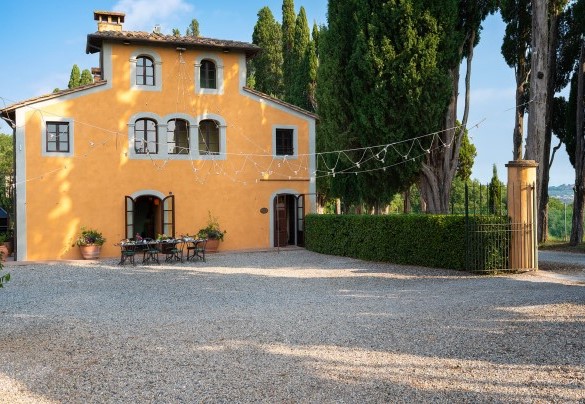 La facciata color ocra con piazzale e zona pranzo - Villa Bellavista