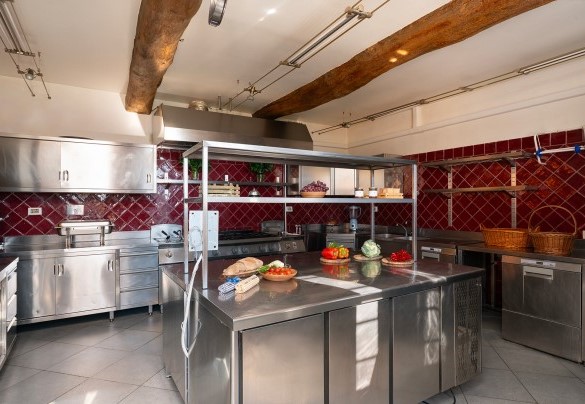 La cucina professionale al piano terra - Villa Bellavista