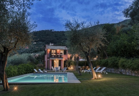 L’impianto di illuminazione interna della piscina e del parco creano suggestive atmosfere notturne - Villa Bellavista
