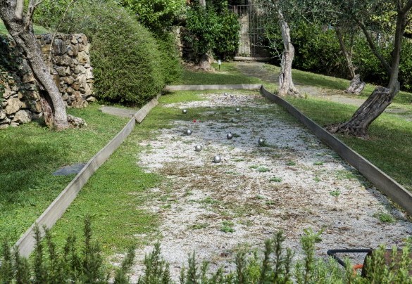 All'ombra degli ulivi, si trova un bel campo da bocce dove poter organizzare divertenti tornei estivi tra amici - Villa Bellavista