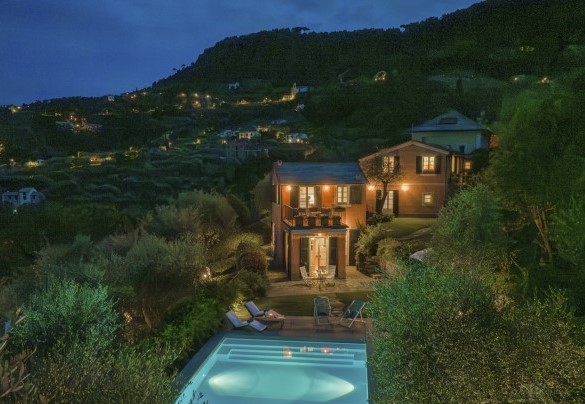 La piscina, di forma rettangolare, rivestita con PVC di colore azzurro, misura m 11 x 5 m e ha una profondità massima di 1,80 m - Villa Bellavista