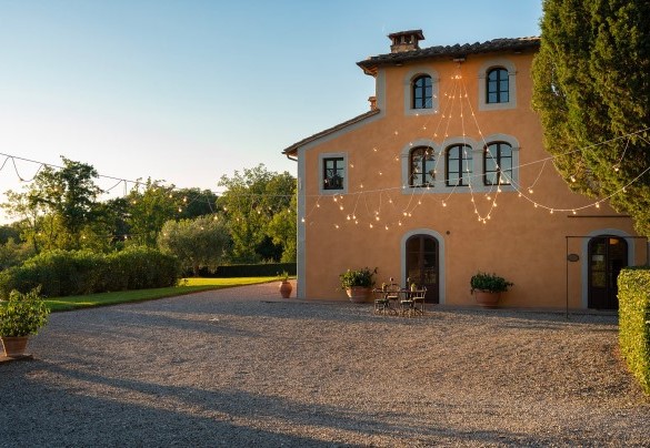 La facciata color ocra con piazzale e zona pranzo - Villa Bellavista