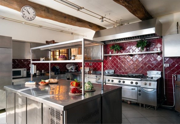 La cucina professionale al piano terra - Villa Bellavista