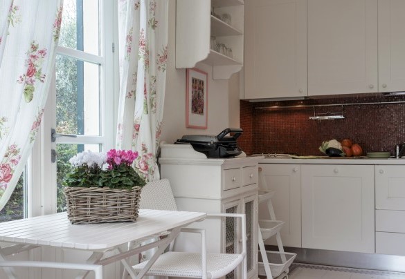 Il piano terra della dependance comprende una cucina con due porte finestra per l’accesso diretto al giardino - Villa Bellavista
