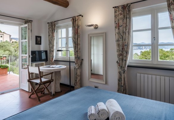 La camera da letto matrimoniale al primo piano della dependance è molto spaziosa e dispone di una splendida terrazza con spettacolare vista - Villa Bellavista