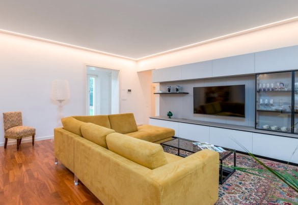 Open plan with living room and dining table - Villa Bellina