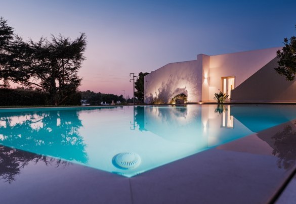 The infinity pool with whirlpool system on both sides - Villa Bellina