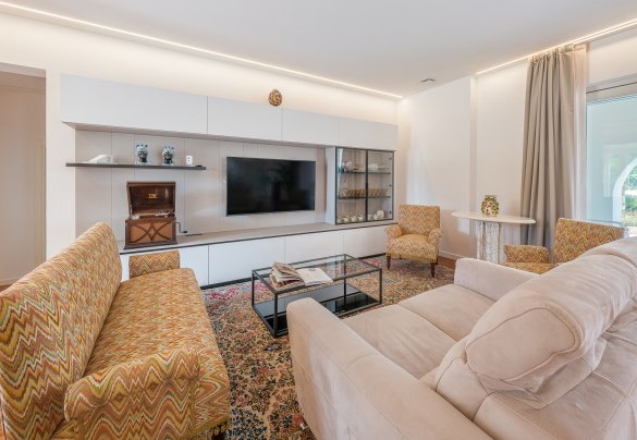 Living space with direct access to sleeping area via step - Villa Bellina