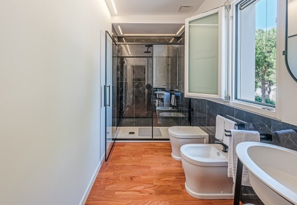 En suite bathroom with shower n.3 - Villa Bellina