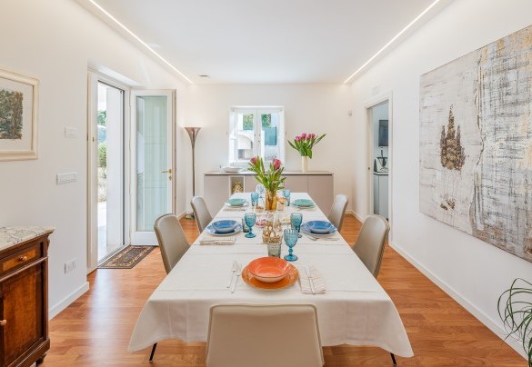 Main entrance with dining table set up - Villa Bellina