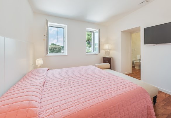 Double bedroom with king size bed n.2 with ensuite bathroom with shower - Villa Bellina