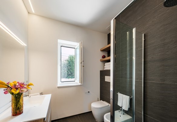 En suite bathroom with walk in shower n.1 - Villa Bellina