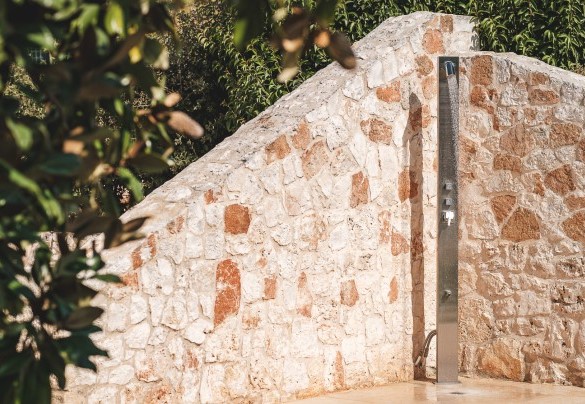 The convenient shower with cold and hot water just steps away from the pool - Villa Bellina