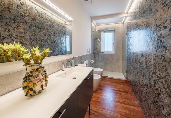 En suite bathroom with walk in shower n.1 - Villa Bellina